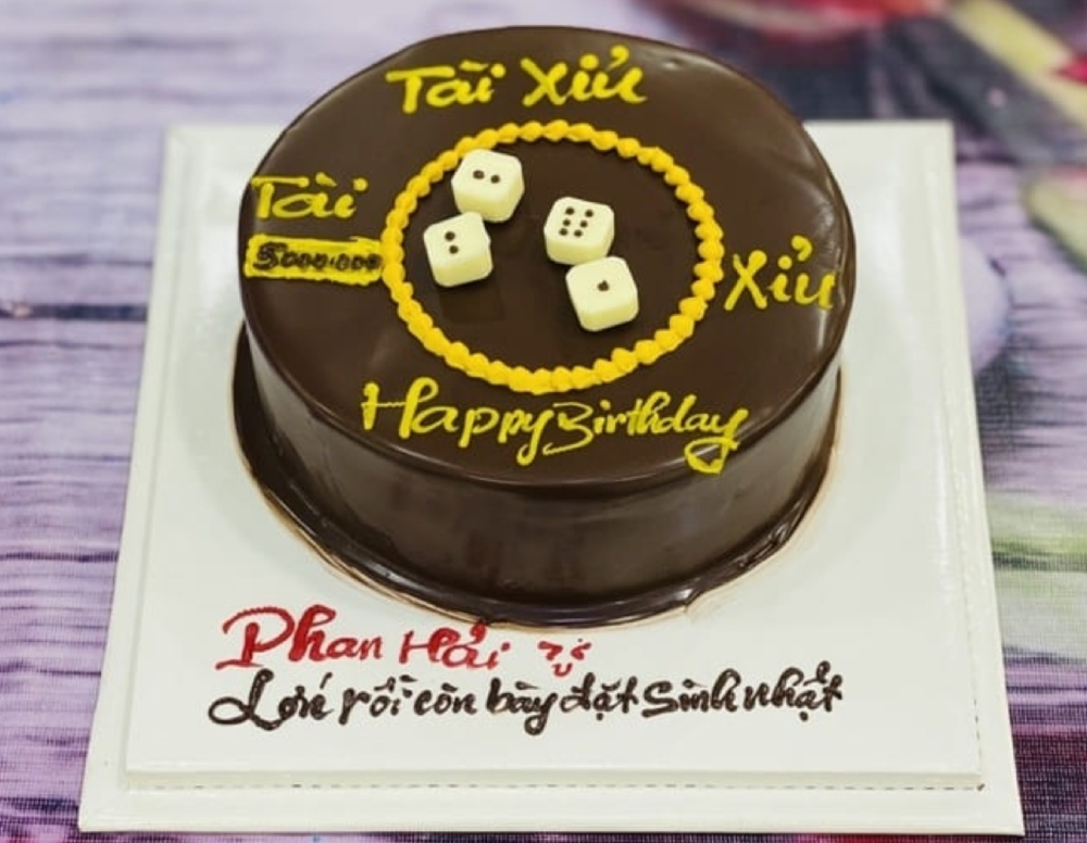 Mẫu bánh sinh nhật tài xỉu lấy cảm hứng từ viên xúc sắc